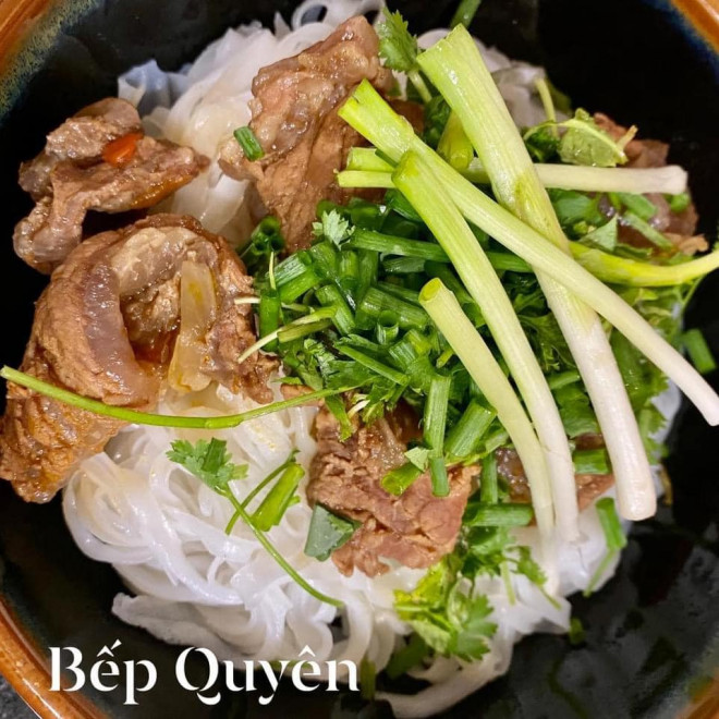 Bánh phở chần mềm, bày thịt và hành lên trên
