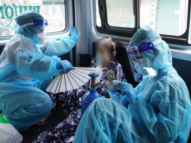 Tin tức trong ngày - Xúc động hình ảnh 2 nữ tình nguyện viên ôm F0 vào bệnh viện cấp cứu