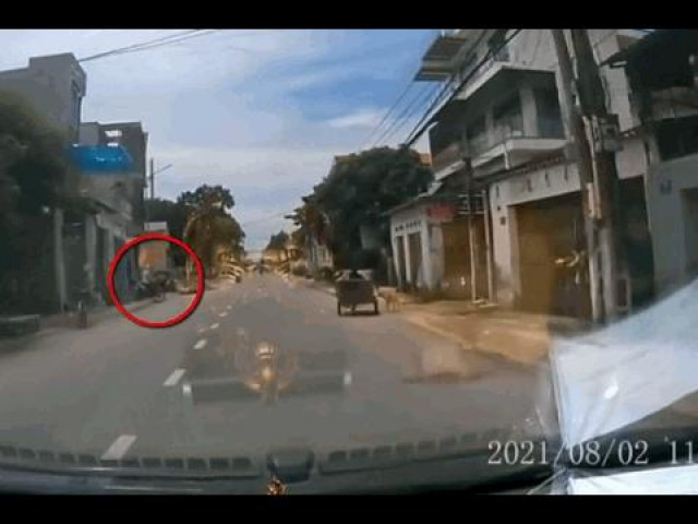 Xe máy - Xe đạp - Sang đường không quan sát, người phụ nữ gây tai nạn cho xe khác