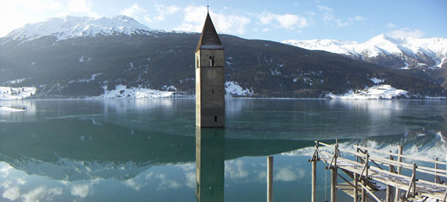 Hồ Resia: Hồ Resia là một hồ nước nhân tạo được tạo ra vào năm 1950 ở Nam Tyrol, Ý. Ngôi làng bên dưới đã bị ngập hoàn toàn trong nước và chỉ có tháp chuông của một nhà thờ nhô lên khỏi mặt hồ. Vào mùa đông, khi hồ đóng băng, mọi người mới có thể lên tháp chuông.
