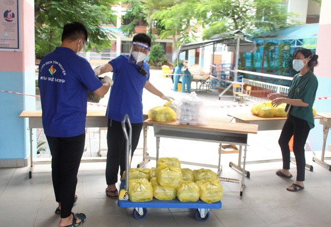 Sinh viên tình nguyện tất bật chăm bệnh nhân COVID-19 trong khu cách ly - 4