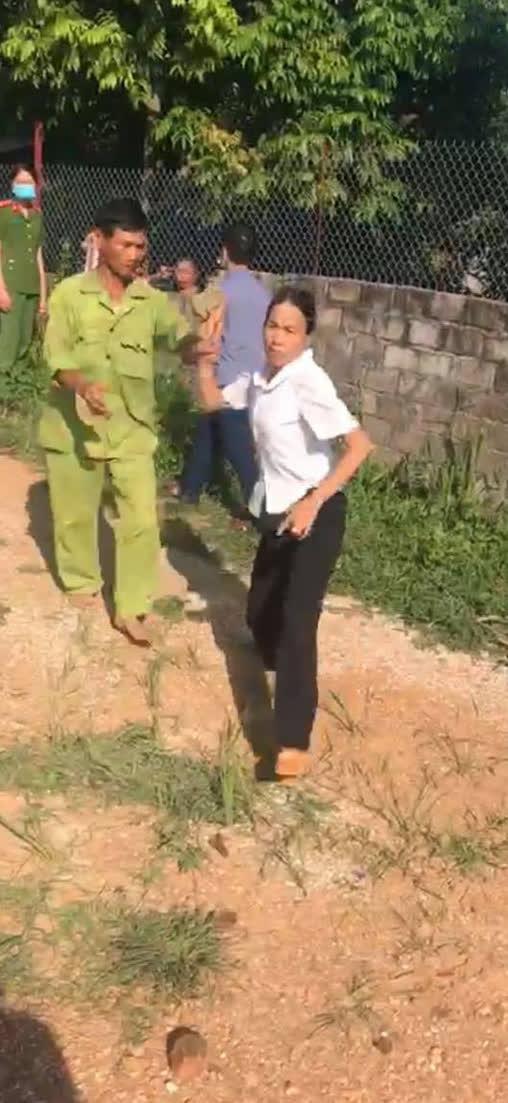 Bà Lục dùng gạch tấn công lực lượng công an (ảnh FB Công an Tuyên Quang)