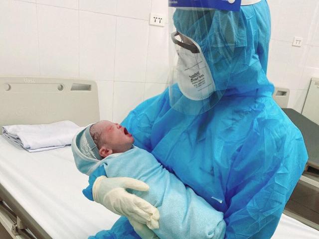 Sức khỏe đời sống - Em bé thứ 6 ra đời từ người mẹ mắc COVID-19 tại BV Bệnh Nhiệt đới Trung ương