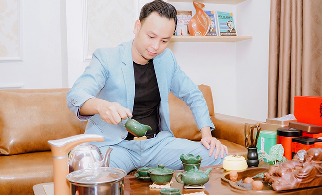 Doanh nhân Trần Quang Xuyên thường thích uống trà mỗi khi giải lao ngoài công việc