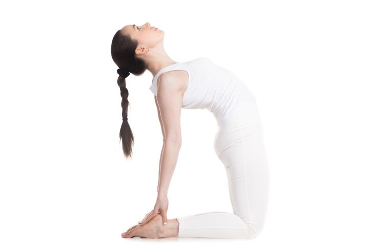 Những động tác yoga giúp vòng 1 quyến rũ - 8