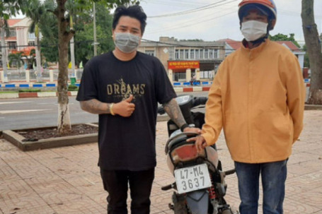 Thanh niên được tặng xe máy sau khi cuốc bộ 4 ngày về quê