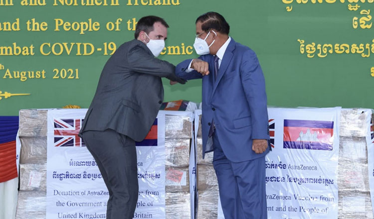 Thủ tướng Campuchia Hun Sen nhận lô vaccine AstraZeneca do Anh tài trợ.
