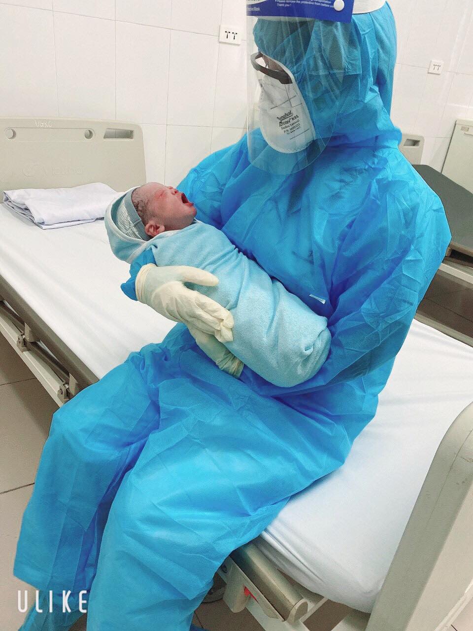 Em bé thứ 6 ra đời từ người mẹ mắc COVID-19 tại BV Bệnh Nhiệt đới Trung ương - 1