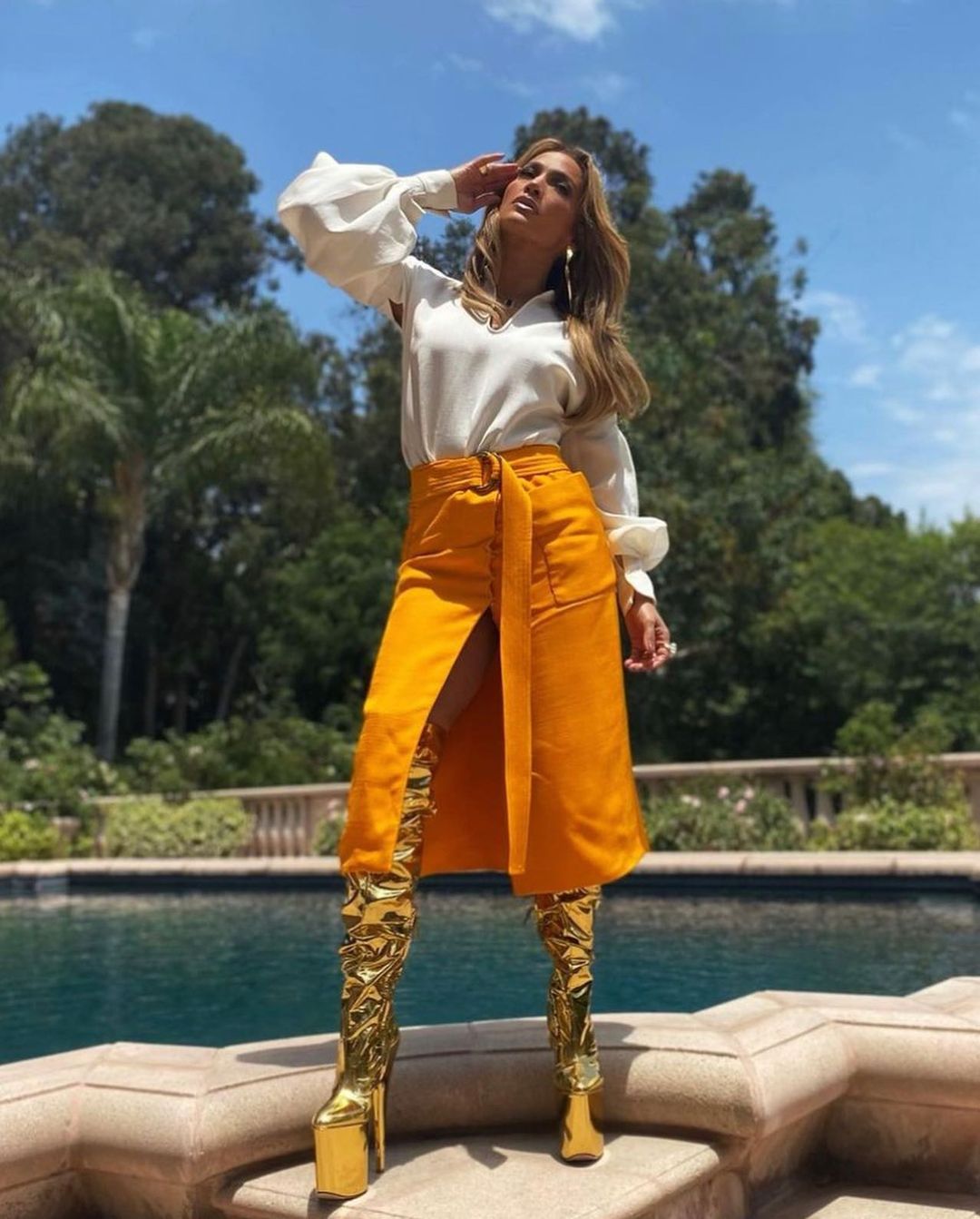 Khó ai có thể phối màu nổi "bốc" hơn nữ ca sĩ. Đôi bốt cao màu kim loại trở thành điểm nhấn đắt giá.