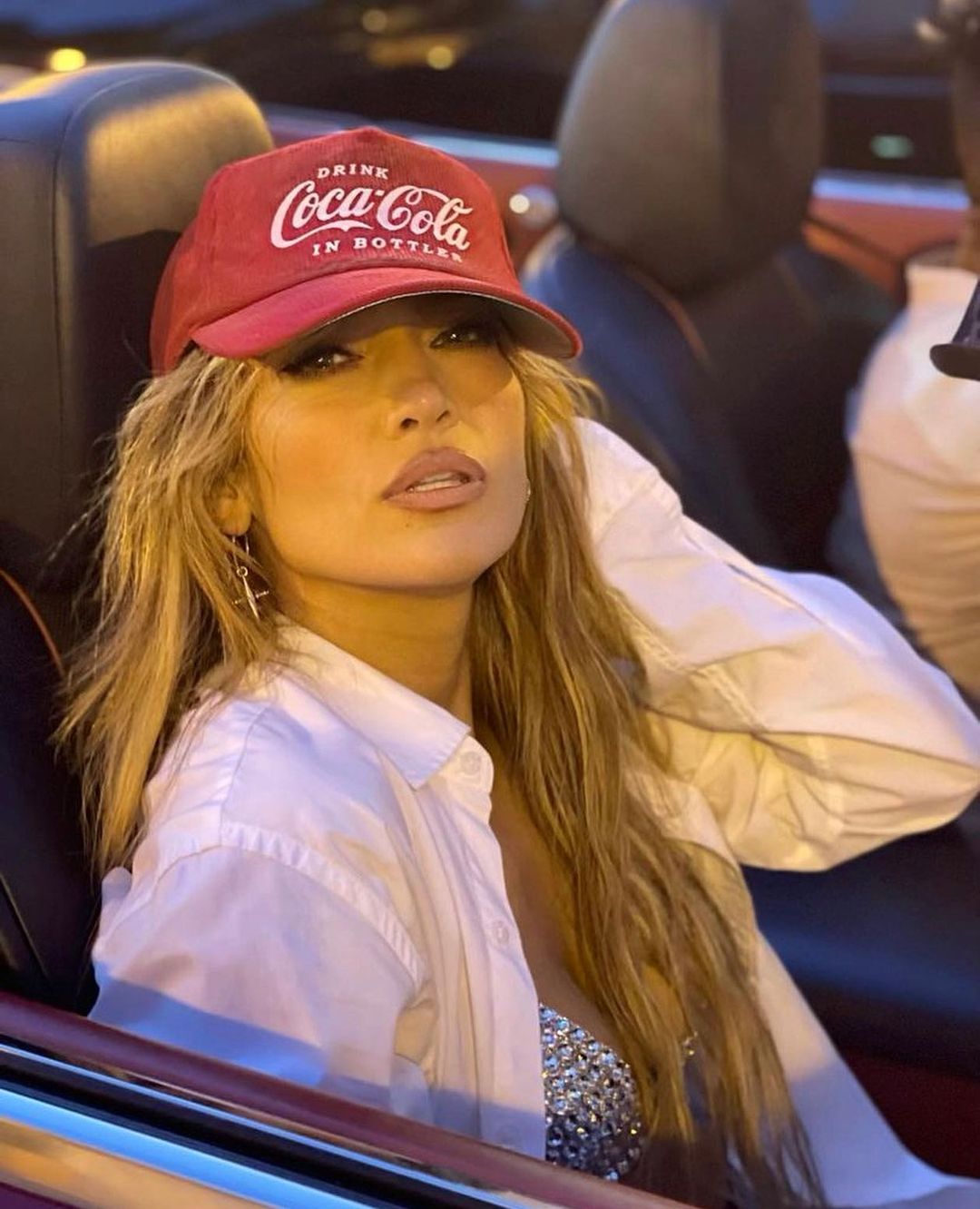 Style của J.lo rất trẻ trung, cô thích phối đồ theo phong cách nữ tính kết hợp street-wear.