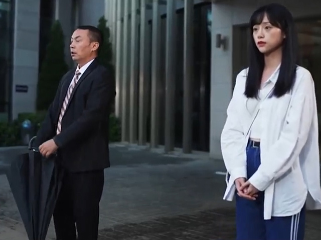 Cười 24H - Người đàn ông chưa kịp ga-lăng với gái xinh thì bị vợ bắt gặp