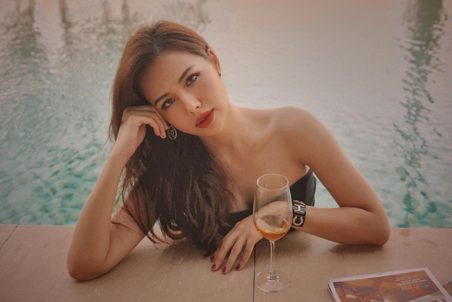Nữ diễn viên Phanh Lee nổi tiếng với vẻ ngoài xinh đẹp, gợi cảm.