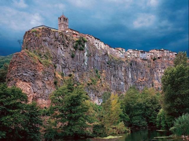 Du lịch - Thị trấn kỳ lạ "lửng lơ" trên vách đá ở Tây Ban Nha