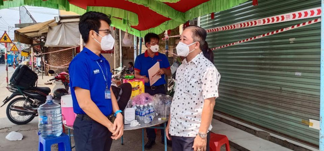 Báo Người Lao Động thăm và hỗ trợ chốt kiểm dịch ở quận 12, TP HCM