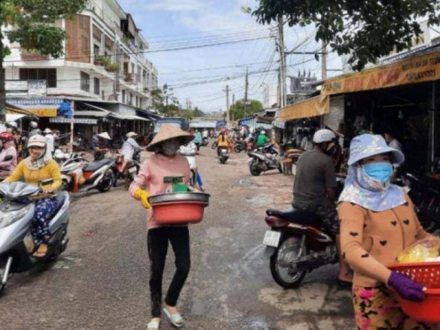 Thị trường - Tiêu dùng - Kiên Giang: Tôm cua đặc sản ứ đọng không có người mua, nông dân bán tháo