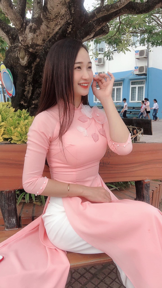 Khi lên lớp, Lưu Thị Phương Thảo ăn vận chuẩn mực. Cô giáo tiểu học xinh đẹp trong tà áo dài truyền thống.
