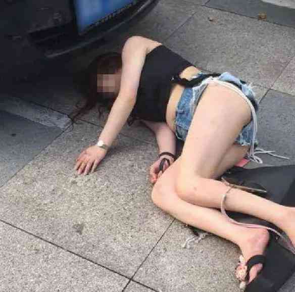 Cô gái ăn mặc mát mẻ nằm lăn lóc trên đường, cảnh sát xử lý được dư luận tán thưởng - 1