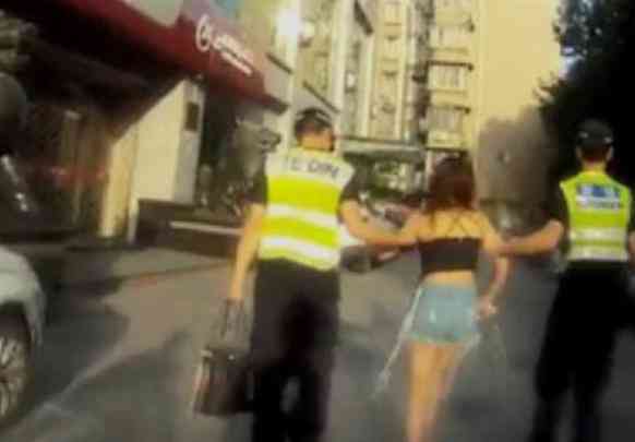 Cô gái ăn mặc mát mẻ nằm lăn lóc trên đường, cảnh sát xử lý được dư luận tán thưởng - 3