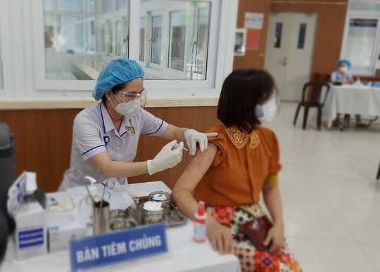Tiêm vắc-xin Covid-19 cho người dân tại quận Phú Nhuận, TP HCM.