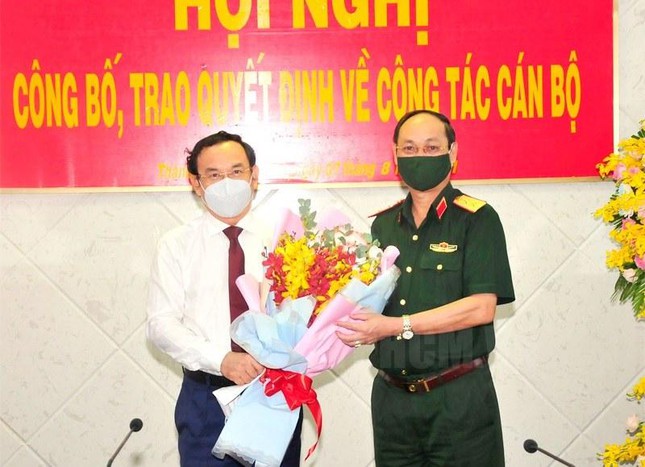 Bí thư Thành ủy TPHCM Nguyễn Văn Nên tặng hoa chúc mừng Trung tướng Nguyễn Văn Nam. Ảnh: Thành ủy TPHCM