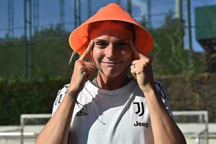 Bức ảnh một nữ cầu thủ Juventus châm chọc người châu Á "gây bão" cộng đồng mạng