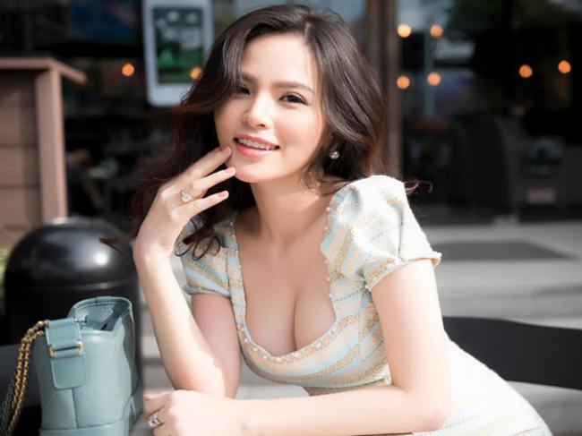 Cô biết cách chọn trang phục tôn hình thể dù xuất hiện trên phim, sự kiện hay thời trang ứng dụng.

