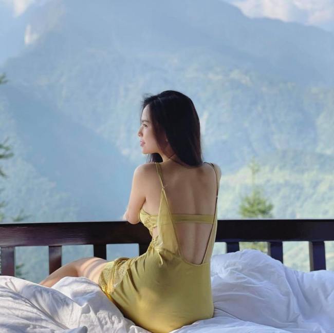 Ở khoảnh khắc đời thường, cô chọn trang phục đơn giản nhưng nữ tính và khoe thế mạnh hình thể.
