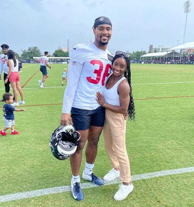 Simone Biles tìm lại niềm vui bên bạn trai sau một thời gian xa cách