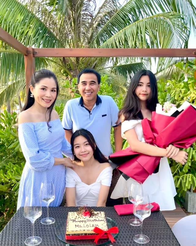 MC Quyền Linh bên vợ và 2 con gái xinh đẹp