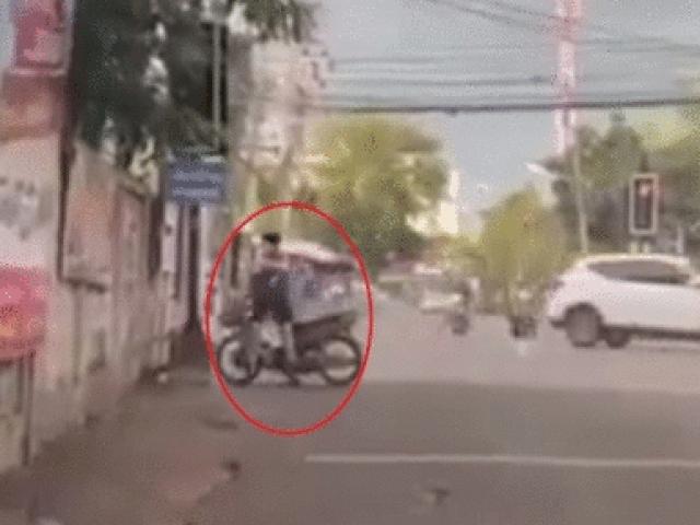Xe máy - Xe đạp - Thấy nóng lật yên xe ra, tá hóa chữa cháy, càng đổ nước lửa càng bùng to