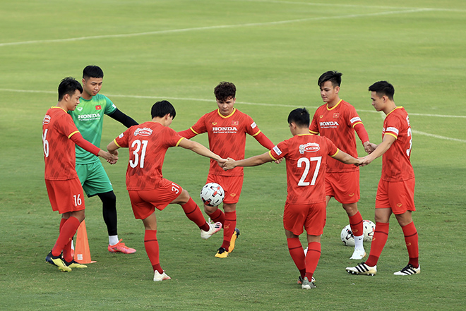Các tuyển thủ Việt Nam hào hứng tập luyện chuẩn bị đấu Saudi Arabia.