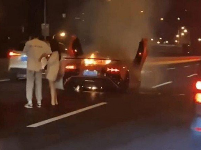 Bạn trẻ - Cuộc sống - Siêu xe 21 tỷ đồng cháy rụi, nam thanh niên vẫn ung dung an ủi bạn gái