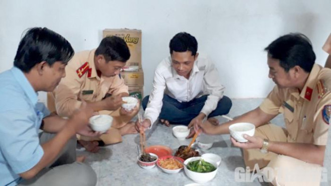 Bữa cơm được người dân chuẩn bị cho các chiến sĩ CSGT bám chốt