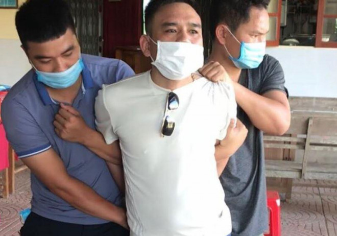 "Ông trùm" ma túy Trần Văn Đông (áo trắng) khi bị bắt giữ.