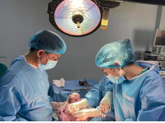 Tin tức trong ngày - Thực hư chuyện bác sĩ rút ống thở của mẹ để cứu sản phụ sắp sinh