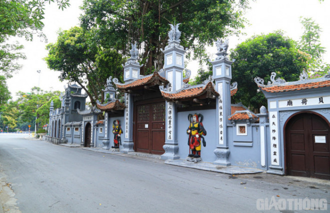 Hà Nội đang trong những ngày giãn cách xã hội vì vậy các di tích, đền chùa trên địa bàn cũng tiếp tục dừng mở cửa để phòng chống dịch Covid-19.