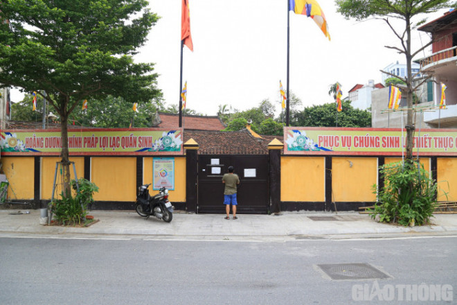 Tương tự, trước cổng chùa Phúc Khánh (quận Đống Đa, Hà Nội) cũng xuất hiện người dân đến cầu an.