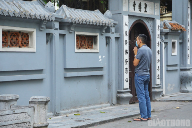 Các nghi thức lễ, bái đều được thực hiện chớp nhoáng.