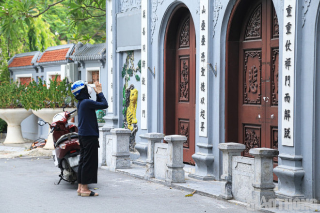 Theo ghi nhận của PV trong sáng 8/8 (mùng 1 tháng 7 Âm lịch), mặc dù chùa Hà (quận Cầu Giấy, Hà Nội) "cửa đóng then cài" nhưng một số người vẫn tới đây vái vọng từ bên ngoài.
