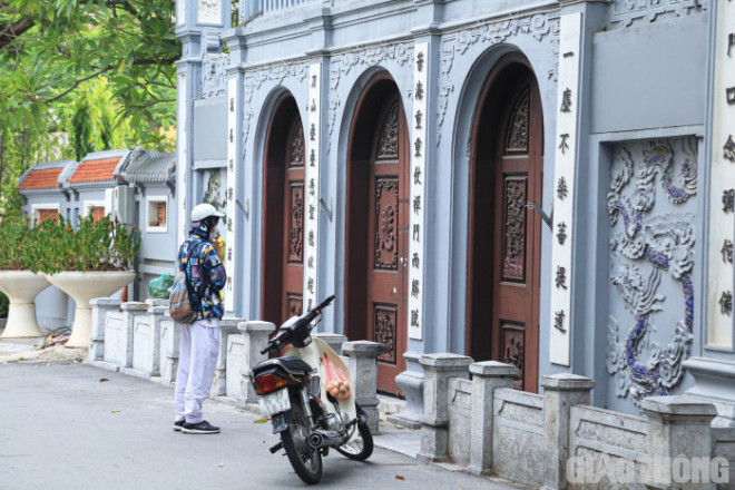 Người dân tìm đến những địa điểm này như một thói quen vào ngày mùng 1, hôm rằm.