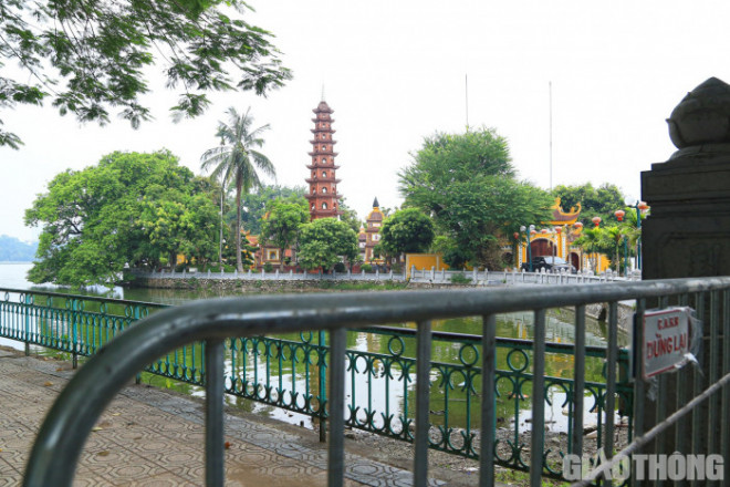 Tại chùa Trấn Quốc (quận Tây Hồ), hàng rào được dựng từ xa...