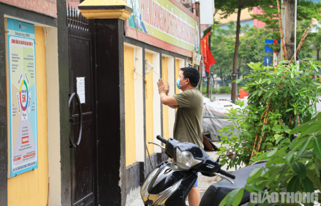 Việc người dân ra đường khi không thực sự cần thiết, đến trước cổng đền, chùa vái vọng đã vi phạm nguyên tắc giãn cách.