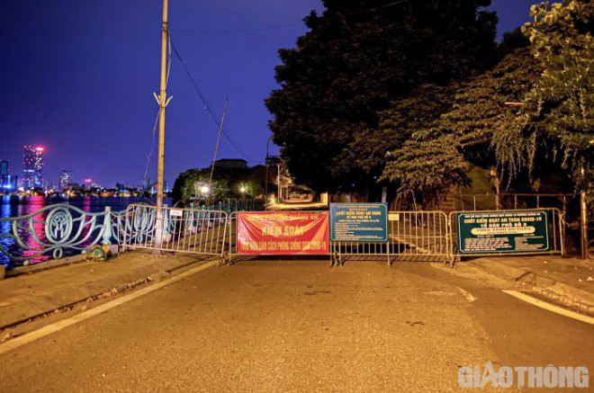 Trước đó, ghi nhận của PV trong đêm ngày 7/8, lực lượng chức năng đã lập rào chắn và chốt kiểm soát ở các lối dẫn vào Phủ Tây Hồ.