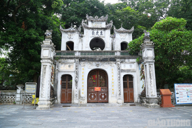 Cách đó không xa, đền Quán Thánh đã treo thông báo tạm dừng đón khách từ ngày 3/5.