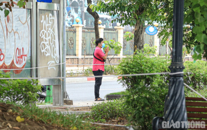 Nam thanh niên này chỉ có thể đứng vái từ hè phố.