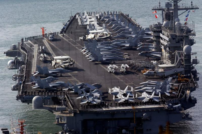 Tàu sân bay USS Nimitz của Mỹ tiếp cận một cảng phía nam Seoul (Hàn Quốc) vào năm 2013. Ảnh: AP