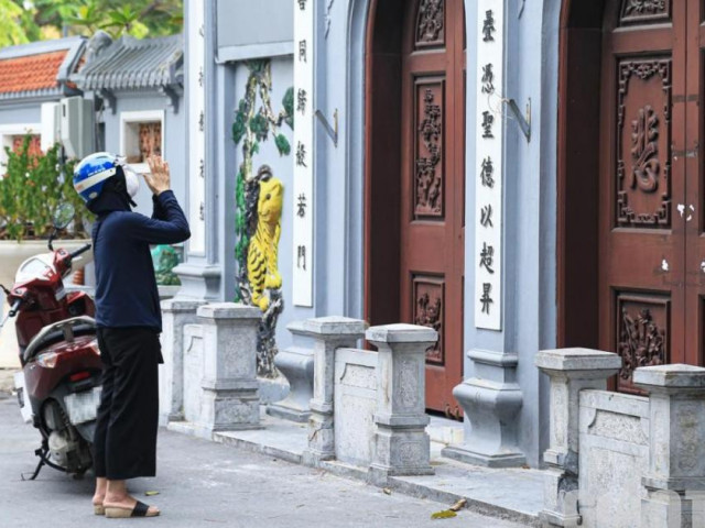 Tin tức trong ngày - Người Hà Nội vái vọng ngày mùng 1 âm lịch trước cổng chùa giữa giãn cách XH