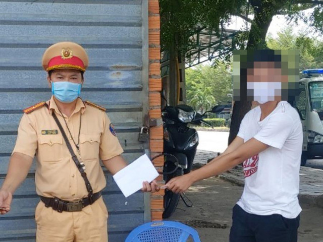 Pháp luật - 2 thanh niên mãn hạn tù đi bộ từ Ninh Thuận về Bình Thuận và Đồng Nai