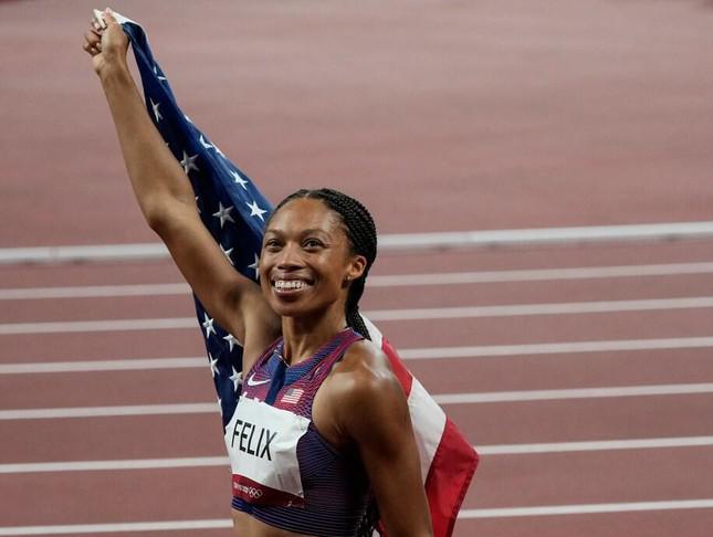 Bà mẹ một con Mỹ đi vào lịch sử với 10 huy chương Olympic - 2