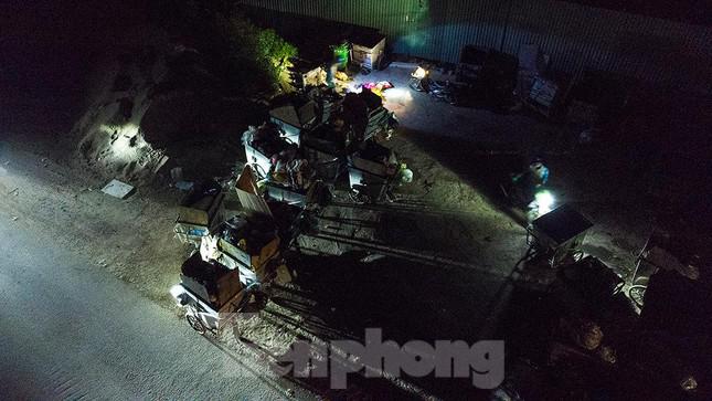 Hà Nội đang trong những ngày giãn cách xã hội. Tất cả các cửa hiệu, nhà hàng, khách sạn trên phố đều đã đóng cửa. Người dân không ra khỏi nhà khi không có việc thật cần thiết.